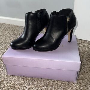 Black ankle boots, women’s size 6.
